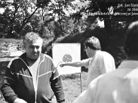 1993-40  10  lipca 1993 r.  Grzegorzów. Strzelnica LOK  Zawody      Zawody strzeleckie zorganizowane przez Komendę Rejonową Policji w Jaworze.  Zawody w strzelaniu z pistoletu wz 33, startowały drużyny składające się z pracowników instytucji i zakładów jaworskich, Wiesław Majda.