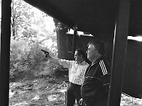 1993-44  10  lipca 1993 r.  Grzegorzów. Strzelnica LOK  Zawody      Zawody strzeleckie zorganizowane przez Komendę Rejonową Policji w Jaworze.  Zawody w strzelaniu z pistoletu wz 33, startowały drużyny składające się z pracowników instytucji i zakładów jaworskich.