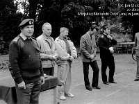 1994-15  1994 r.  Grzegorzów. Strzelnica Ligii Obrony Kraju  Zawody strzeleckie    Zawody zkończone wręczaniem odznaczeń dla zsłużonych..  Drugi z lewej prezes zarządu LOK Tadeusz Caban