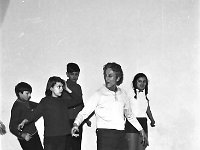 1972-10  1972  Jawor, Teatr Miejski, foyer  Zespól baletowy z Powiatowego Domu Kultury    Na zdjęciu z przodu  Alfons Wanoth baletmistrz z Wrocławia.