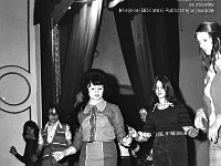 1976-01  1976 r  Jawor, Teatr Miejski  Dziecięcy i Młodzieżowy Zespół Taneczny, instruktor Maryla Skiślewicz.    Próba zespołu tanecznego