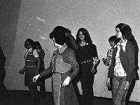 1976-013  1976 r  Jawor, Teatr Miejski  Dziecięcy i Młodzieżowy Zespół Taneczny, instruktor Maryla Skiślewicz.    Próba zespołu tanecznego