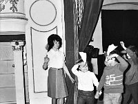 1976-10  1976 r  Jawor, Teatr Miejski  Dziecięcy i Młodzieżowy Zespół Taneczny, instruktor Maryla Skiślewicz.    Próba zespołu tanecznego