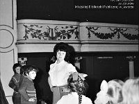 1976-12  1976 r  Jawor, Teatr Miejski  Dziecięcy i Młodzieżowy Zespół Taneczny, instruktor Maryla Skiślewicz.    Próba zespołu tanecznego