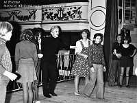 1977-08  1977 r.  Jawor, Teatr Miejski  Harcerski dzieciecy zespół estradowy.      Harcerski dziecięcy zespół estradowy działajacy przy Jaworskim Ośrodku Kultury  Na zdjęciu w centrum  Alfons Wanoth- istruktor tańca z Wrocławia .