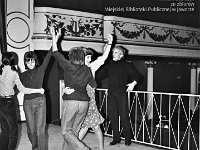 1977-09  1977 r.  Jawor, Teatr Miejski  Harcerski dzieciecy zespół estradowy.      Harcerski dziecięcy zespół estradowy działajacy przy Jaworskim Ośrodku Kultury  Na zdjęciu pierwszy z prawej Alfons Wanoth- istruktor tańca z Wrocławia .