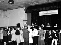 1986-04  15 lutego1986 r.  Jawor, ulica Piastowska 2. Klub Relaks  Turniej Tańca Towarzyskiego o Puchar Wyzwolenia. Turniej zorganizowano w ramach Dni Jawora.    15 lutego 1986 roku w Klubie Relaks odbyła się uroczystość z okazji 41. rocznicy wyzwolenia Jawora.   Na uroczystość przybyli: Jerzy Radzio sekretarz Komitetu Wojewódzkiego PZPR w Legnicy, Eugeniusz Tarczyński przewodniczący Wojewódzkiej Rady Narodowej w Legnicy, delegacja północnej grupy wojsk armii radzieckiej, aktyw partyjny SD i ZSL, licznie w uroczystości wzięli udział mieszkańcy Jawora. Z przemówieniem okolicznościowym wystąpi Roman Gosciński przewodniczący Miejskiej Rady Narodowej w Jaworze. Podczas tego spotkania wielu zasłużonych obywateli naszego miasta otrzymało odznaczenia państwowe i regionalne. Między innymi Krzyżem Kawalerskim Orderu Odrodzenia Polski odznaczono Kazimierz Szulc - długoletni pracownik administracji państwowej. Medale 40-lecia otrzymali: Janina Baniusiewicz, Stanisław Bar, Henryk Bojanowski, Kazimierz Hrankowski, Halina Połatajko, Jan Rogoziński, Zdzisław Węglewski, Rozalia Wróblewska i inni. Organizatorzy przełamali tradycyjny schemat tej imprezy i po części oficjalnej odbył sie turniej tańca towarzyskiego par s-klasowych o puchar wyzwolenia Jawora. Wystąpiły pary dziecięce z jaworskiego klubu tanecznego oraz cztery czołowe pary polskie. Oficjalnego otwarcia turnieju tanca towarzyskiego dokonał zastępca naczelnika miasta Janusz Cholicki. Arkadiusz Pawlowicz i Iwona Szymańska Pawlowicz wystepujący z numerem jeden, którzy zwyciężyli w konkursie. Nagrody wyróżnionym wręczali Ryszard Badoń dyrektor Wydziału  Kultury i Sztuki w Legnicy oraz Józef Noworól dyrektor Jaworskiego Ośrodka Kultury. Główną Nagrodę, puchar wyzwolenia dla pary zwycięskiej wręczyli Janusz Agdan pierwszy sekretarz Komitetu Miejskiego PZPR w Jaworze oraz Roman Gościński przewodniczący Miejskiej Rady Narodowej.
