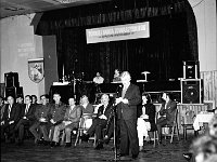 1986-06  15 lutego1986 r.  Jawor, ulica Piastowska 2. Klub Relaks  Turniej Tańca Towarzyskiego o Puchar Wyzwolenia. Turniej zorganizowano w ramach Dni Jawora.    15 lutego 1986 roku w Klubie Relaks odbyła się uroczystość z okazji 41. rocznicy wyzwolenia Jawora.   Na uroczystość przybyli: Jerzy Radzio sekretarz Komitetu Wojewódzkiego PZPR w Legnicy, Eugeniusz Tarczyński przewodniczący Wojewódzkiej Rady Narodowej w Legnicy, delegacja północnej grupy wojsk armii radzieckiej, aktyw partyjny SD i ZSL, licznie w uroczystości wzięli udzia? mieszkańcy Jawora. Z przemówieniem wystąpił Roman Gościński przewodniczący Miejskiej Rady Narodowej w Jaworze.  Wystąpiły pary dziecięce z jaworskiego klubu tanecznego oraz cztery czołowe pary polskie. Oficjalnego otwarcia turnieju tańca towarzyskiego dokonał zasępca naczelnika miasta Janusz Cholicki. Arkadiusz Pawlowicz i Iwona Szymańska Pawlowicz wystąpujący z numerem jeden, którzy zwyciężyli w konkursie. Nagrody wyróżnionym wręczali Ryszard Badoń dyrektor Wydziału  Kultury i Sztuki w Legnicy oraz Józef Noworól dyrektor Jaworskiego Ośrodka Kultury. Główną Nagrodę, puchar wyzwolenia dla pary zwycięskiej wręczyli Janusz Agdan pierwszy sekretarz Komitetu Miejskiego PZPR w Jaworze oraz Roman Gościński przewodniczący Miejskiej Rady Narodowej.