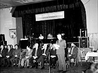 1986-07  15 lutego1986 r.  Jawor, ulica Piastowska 2. Klub Relaks  Turniej Tańca Towarzyskiego o Puchar Wyzwolenia. Turniej zorganizowano w ramach Dni Jawora.    15 lutego 1986 roku w Klubie Relaks odbyła się uroczystość z okazji 41. rocznicy wyzwolenia Jawora.   Na uroczystość przybyli: Jerzy Radzio sekretarz Komitetu Wojewódzkiego PZPR w Legnicy, Eugeniusz Tarczyński przewodniczący Wojewódzkiej Rady Narodowej w Legnicy, delegacja północnej grupy wojsk armii radzieckiej, aktyw partyjny SD i ZSL, licznie w uroczystości wzięli udzia? mieszkańcy Jawora. Z przemówieniem wystąpił Roman Gościński przewodniczący Miejskiej Rady Narodowej w Jaworze.  Wystąpiły pary dziecięce z jaworskiego klubu tanecznego oraz cztery czołowe pary polskie. Oficjalnego otwarcia turnieju tańca towarzyskiego dokonał zasępca naczelnika miasta Janusz Cholicki. Arkadiusz Pawlowicz i Iwona Szymańska Pawlowicz wystąpujący z numerem jeden, którzy zwyciężyli w konkursie. Nagrody wyróżnionym wręczali Ryszard Badoń dyrektor Wydziału  Kultury i Sztuki w Legnicy oraz Józef Noworól dyrektor Jaworskiego Ośrodka Kultury. Główną Nagrodę, puchar wyzwolenia dla pary zwycięskiej wręczyli Janusz Agdan pierwszy sekretarz Komitetu Miejskiego PZPR w Jaworze oraz Roman Gościński przewodniczący Miejskiej Rady Narodowej.
