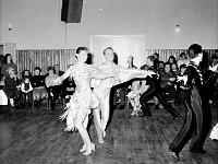 1986-24  12 lutego1986 r.  Jawor, ulica Piastowska 2. Klub Relaks  Turniej Tańca Towarzyskiego o Puchar Wyzwolenia. Turniej zorganizowano w ramach Dni Jawora.    Na zdjęciu Iwona Szymańska-Pavlović i Arkadiusz Pavlović - Mistrzowie Polski