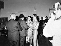 1986-30  15 lutego1986 r.  Jawor, ulica Piastowska 2. Klub Relaks  Turniej Tańca Towarzyskiego o Puchar Wyzwolenia. Turniej zorganizowano w ramach Dni Jawora.  Iwona Szymańska-Pavlović i Arkadiusz Pavlović - Mistrzowie Polski  Nagrody wręcza Janusz Agdan, za nim stoi Roman Gościński    15 lutego 1986 roku w Klubie Relaks odbyła się uroczystość z okazji 41. rocznicy wyzwolenia Jawora.  Na uroczystość przybyli: Jerzy Radzio sekretarz Komitetu Wojewódzkiego PZPR w Legnicy, Eugeniusz Tarczyński przewodniczący Wojewódzkiej Rady Narodowej w Legnicy, delegacja północnej grupy wojsk armii radzieckiej, aktyw partyjny SD i ZSL, licznie w uroczystości wzięli udział mieszkańcy Jawora. Z przemówieniem okolicznościowym wystąpi Roman Gosciński przewodniczący Miejskiej Rady Narodowej w Jaworze. Podczas tego spotkania wielu zasłużonych obywateli naszego miasta otrzymało odznaczenia państwowe i regionalne. Między innymi Krzyżem Kawalerskim Orderu Odrodzenia Polski odznaczono Kazimierz Szulc - długoletni pracownik administracji państwowej. Medale 40-lecia otrzymali: Janina Baniusiewicz, Stanisław Bar, Henryk Bojanowski, Kazimierz Hrankowski, Halina Połatajko, Jan Rogoziński, Zdzisław Węglewski, Rozalia Wróblewska i inni. Organizatorzy przełamali tradycyjny schemat tej imprezy i po części oficjalnej odbył sie turniej tańca towarzyskiego par s-klasowych o puchar wyzwolenia Jawora. Wystąpiły pary dziecięce z jaworskiego klubu tanecznego oraz cztery czołowe pary polskie. Oficjalnego otwarcia turnieju tanca towarzyskiego dokonał zastępca naczelnika miasta Janusz Cholicki. Arkadiusz Pawlowicz i Iwona Szymańska Pawlowicz wystepujący z numerem jeden, którzy zwyciężyli w konkursie. Nagrody wyróżnionym wręczali Ryszard Badoń dyrektor Wydziału  Kultury i Sztuki w Legnicy oraz Józef Noworól dyrektor Jaworskiego Ośrodka Kultury. Główną Nagrodę, puchar wyzwolenia dla pary zwycięskiej wręczyli Janusz Agdan pierwszy sekretarz Komitetu Miejskiego PZPR w Jaworze oraz Roman Gościński przewodniczący Miejskiej Rady Narodowej.