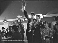 1987-43  26 września 1987   Jawor, ul. Parkowa 5. Klub Technika ZK i MR  II Mistrzostwa Polski w Rock' Rollu, Jawor 87    Na podium : pierwsze miejsce : Alojzy Nowak i Małgorzata Piłacik-Nowak (Kraków)  drugie miejsce : Ireneusz Zubel i Ewa Junga (Kraków)  trzecie miejsce : Andrze Gliwa i Beata Grabowska (Jelenia Góra)