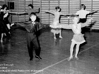 1988-13  1988 r.  Jawor, Chrobrego 26 A, Hala Sportowa Towarzytwa Krzewienia Kultury Fizycznej Jaworzanie  Dzień Edukacji Narodowej    Pokazy tańca