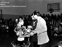 1990-30  1990 r.  Jawor, Chrobrego 26 A, Hala Sportowa  IV Dziecięcy Ogólnopolski Turniej Tańca Towarzyskiego o Puchar Wyzwolenia Jawora      Na zdjęciu nagrody wręczają Marek Białowąs urzędnik miejski i Józef Noworól dyrektor Jaworskiego Ośrodka Kultury