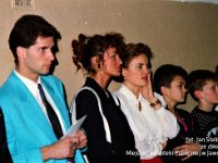 1992-82  7 listopada 1992 r.  Jawor, Plac Bankowy 1,Szkoła Podstawowa nr 2 w Jaworze  Memoriał im. Romana Chraczyńskiego w Tańcu Towarzyskim na 750-lecie Jawora    Na zdjeciu z lewej  Olaf Szczepański sędzia, trzecia Malgorzata Werat - Piaseczyńska  trenerka