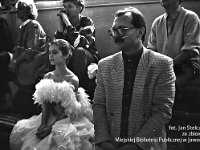 1993-76  29-30 maja 1993 r.  Jawor, Plac Bankowy 1, Szkoła Podstawowa nr 2 w Jaworze  Jaworski Klub Taneczny Roman. Impresje taneczne      Na zdjęciu pierwszy z prawej Marek Białowąs miejski urzędnik.