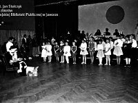1994-04  1994 r.  Jawor, Parkowa 5, Klub Technika  Mikołajki, pokaz tańca towarzyskiego