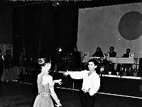 1994-11  1994 r.  Jawor, Parkowa 5, Klub Technika  Mikołajki, pokaz tańca towarzyskiego