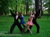 1995-03  1995 r.  Jawor, Park Miejski  Jaworski Klub Taneczny Roman      od lewej : Artur Iwankowicz,Magdalena Kaczmarek,Kinga Jakubowska, Arkadiusz Gut