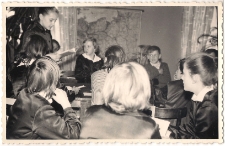 Hospitacja Oddziału Dziecięcego Biblioteki Publicznej Jawor przez bibliotekarzy z Zielonej Góry w 1962 r., zdjęcie 3