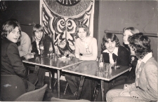 Bal noworoczny dla czytelników biblioteki w Jaworze pod hasłem "Z książką na walizkach" 1976 r., zdjęcie 3