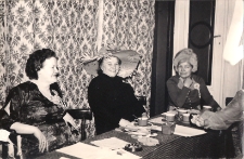 Bal noworoczny dla czytelników biblioteki w Jaworze pod hasłem "Z książką na walizkach" 1976 r., zdjęcie 4