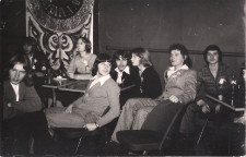 Bal noworoczny dla czytelników biblioteki w Jaworze pod hasłem "Z książką na walizkach" 1976 r., zdjęcie 5