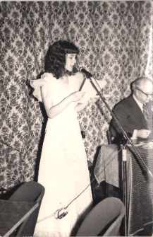 Bal noworoczny dla czytelników biblioteki w Jaworze pod hasłem "Z książką na walizkach" 1976 r., zdjęcie 9