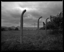 Miedzianka - resztki ogrodzenia ujęcia wody - widok na Sokoliki [Dokument ikonograficzny]