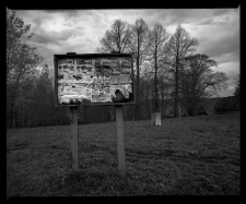 Miedzianka - tablica ogłoszeń obok kościoła [Dokument ikonograficzny]