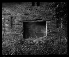 Miedzianka - wrota budynku obok dawnej restauracji-zajazdu [Dokument ikonograficzny]