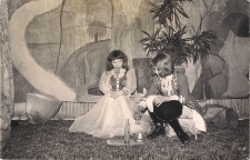 "O wiośnie i rycerzu ze złotym promieniem" w wykonaniu czytelników Oddziału Dziecięcego MBP w Jaworze lata 1960, zdjęcie 2