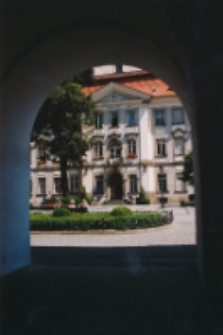 Plac Ratuszowy - widok spod arkad (fot.2) [Dokument ikonograficzny]