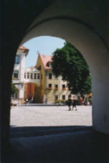 Plac Ratuszowy - widok spod arkad (fot.3) [Dokument ikonograficzny]