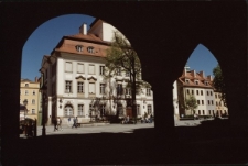 Jelenia Góra, Plac Ratuszowy - widok spod arkad (fot.4) [Dokument ikonograficzny]