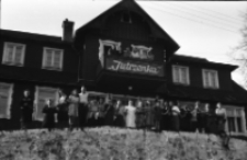 [Zdjęcie grupowe na tle "Jutrzenki"] (fot. 1) [Dokument ikonograficzny]