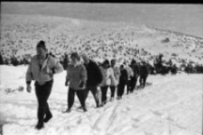 [Zimowa wycieczka] (fot. 1) [Dokument ikonograficzny]