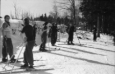 [Szklarska Poręba : grupa narciarzy] (fot. 2) [Dokument ikonograficzny]