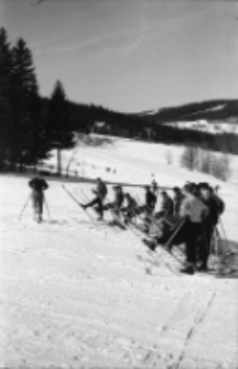 [Szklarska Poręba : grupa narciarzy] (fot. 3) [Dokument ikonograficzny]