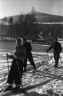 [Szklarska Poręba : grupa narciarzy] (fot. 5) [Dokument ikonograficzny]