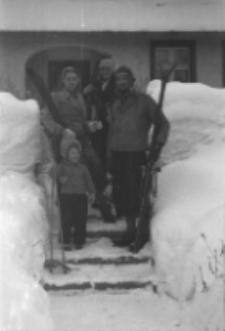 [Szklarska Poręba : rodzina Ginterów przed willą "Poranek"] [Dokument ikonograficzny]