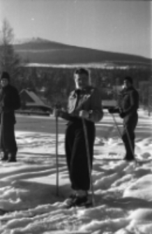 [Szklarska Poręba : grupa narciarzy] (fot. 8) [Dokument ikonograficzny]