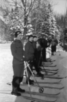 [Szklarska Poręba : grupa narciarzy] (fot. 13) [Dokument ikonograficzny]