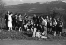 [Zdjęcie grupy na tle Karkonoszy] (fot.1) [Dokument ikonograficzny]