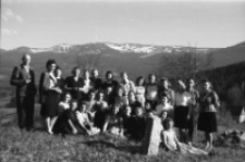 [Zdjęcie grupy na tle Karkonoszy] (fot.2) [Dokument ikonograficzny]