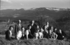 [Zdjęcie grupy na tle Karkonoszy] (fot.5) [Dokument ikonograficzny]