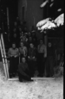 [Szklarska Poręba : narciarze - kurs WF] (fot. 4) [Dokument ikonograficzny]