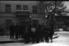 [Szklarska Poręba : grupa przed hotelem "Orbis"] (fot. 1) [Dokument ikonograficzny]