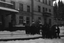 [Szklarska Poręba : grupa przed hotelem "Orbis"] (fot. 3) [Dokument ikonograficzny]