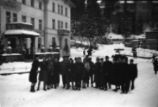 [Szklarska Poręba : grupa przed hotelem "Orbis"] (fot. 4) [Dokument ikonograficzny]